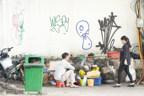 Thức ăn đường phố là nét văn hóa ẩm thực của đời sống đô thị, song nếu không cẩn trọng thì sẽ tiềm ẩn nguy cơ gây mất an toàn thực phẩm - Ảnh: TỰ TRUNG Thức ăn đường phố là nét văn hóa ẩm thực của đời sống đô thị, song nếu không cẩn trọng thì sẽ tiềm ẩn nguy cơ gây mất an toàn thực phẩm - Ảnh: TỰ TRUNG