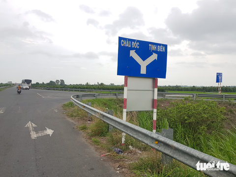 Dân nhận tiền thay nền tái định cư, chi phí cao tốc miền Tây giảm mạnh - Ảnh 1. Dân nhận tiền thay nền tái định cư, chi phí cao tốc miền Tây giảm mạnh - Ảnh 1.