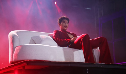 Sơn Tùng M-TP và dàn sao quy tụ tại Đại nhạc hội Viettel Y-FEST - Ảnh 3. Rapper Hieuthuhai khiến các khán giả nữ "phát cuồng" suốt phần trình diễn với loạt hit như "Ngủ một mình", "Vệ tinh", "Không thể say"