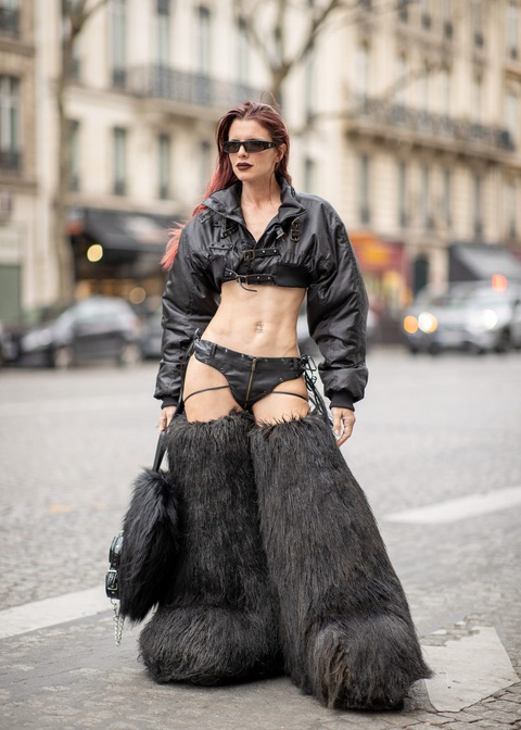 Julia Fox và những outfit làm đảo lộn giới thời trang - Ảnh 7. Julia Fox và những outfit làm đảo lộn giới thời trang - Ảnh 7.