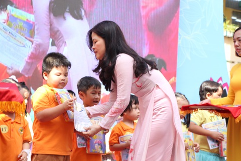 Trưởng phòng giáo dục viết 292 lá thư khen gửi học sinh - Ảnh 1. Trưởng phòng giáo dục viết 292 lá thư khen gửi học sinh - Ảnh 1.