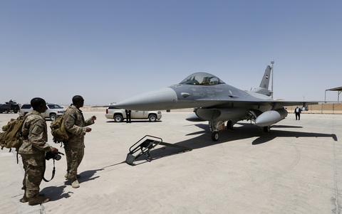 Bắt đầu huấn luyện phi công Ukraine lái tiêm kích F-16 - Ảnh 1. Bắt đầu huấn luyện phi công Ukraine lái tiêm kích F-16 - Ảnh 1.