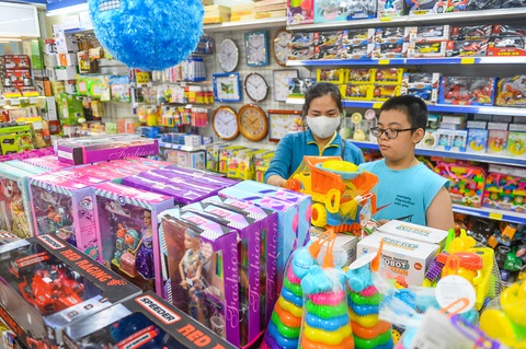 Phụ huynh và con chọn mua đồ chơi trẻ em tại siêu thị Co.opmart Nguyễn Kiệm, quận Phú Nhuận, TP.HCM sáng 23-5 - Ảnh: QUANG ĐỊNH Phụ huynh và con chọn mua đồ chơi trẻ em tại siêu thị Co.opmart Nguyễn Kiệm, quận Phú Nhuận, TP.HCM sáng 23-5 - Ảnh: QUANG ĐỊNH