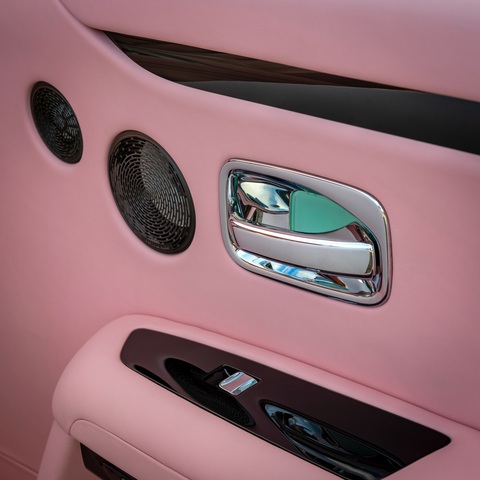 Rolls-Royce độ toàn màu hồng: Tốn 6 tháng, 1 bông hoa hết 30 giờ - Ảnh 11. Rolls-Royce độ toàn màu hồng: Tốn 6 tháng, 1 bông hoa hết 30 giờ - Ảnh 11.