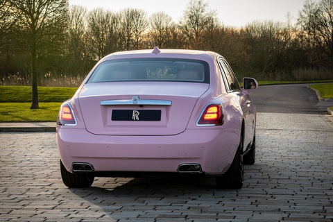Rolls-Royce độ toàn màu hồng: Tốn 6 tháng, 1 bông hoa hết 30 giờ - Ảnh 3. Rolls-Royce độ toàn màu hồng: Tốn 6 tháng, 1 bông hoa hết 30 giờ - Ảnh 3.