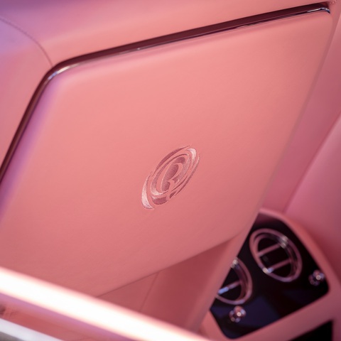 Rolls-Royce độ toàn màu hồng: Tốn 6 tháng, 1 bông hoa hết 30 giờ - Ảnh 16. Rolls-Royce độ toàn màu hồng: Tốn 6 tháng, 1 bông hoa hết 30 giờ - Ảnh 16.
