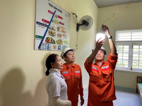 Thủy điện Sông Bung 4 hưởng ứng ‘Thực hành tiết kiệm, chống lãng phí’ - Ảnh 1. CBCNV công ty thủy điện Sông Bung 4 lắp đặt đèn chiếu sáng cho người dân