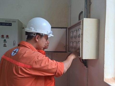 Thủy điện Sông Bung 4 hưởng ứng ‘Thực hành tiết kiệm, chống lãng phí’ - Ảnh 2. Công nhân nhà máy thủy điện Sông Bung 4 theo dõi các thông số kỹ thuật