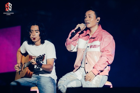 SOOBIN tuyên bố chưa muốn lấy vợ, Binz lúng túng khi bị fan đánh úp trên sân khấu - Ảnh 4. SOOBIN tuyên bố chưa muốn lấy vợ, Binz lúng túng khi bị fan đánh úp trên sân khấu - Ảnh 4.