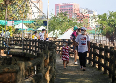 Người dân tham quan Thảo Cầm Viên Sài Gòn - Ảnh: LÊ PHAN Người dân tham quan Thảo Cầm Viên Sài Gòn - Ảnh: LÊ PHAN