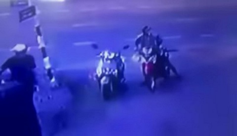 Dừng xe giúp người gặp nạn, bị trộm túi xách - Ảnh 1. Dừng xe giúp người gặp nạn, bị trộm túi xách - Ảnh 1.