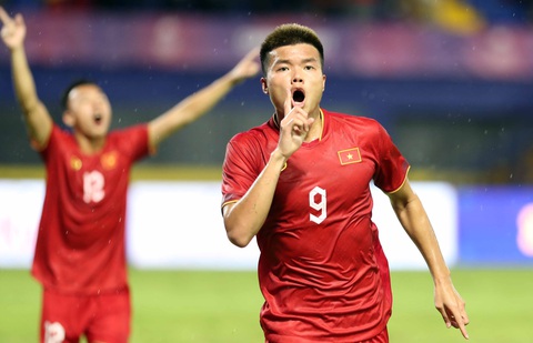 Chơi nổi bật tại SEA Games 32, nhưng cơ hội để ra sân ở V-League cùng CLB Hà Nội là rất khó với tiền đạo Văn Tùng - Ảnh: N.K. Chơi nổi bật tại SEA Games 32, nhưng cơ hội để ra sân ở V-League cùng CLB Hà Nội là rất khó với tiền đạo Văn Tùng - Ảnh: N.K.