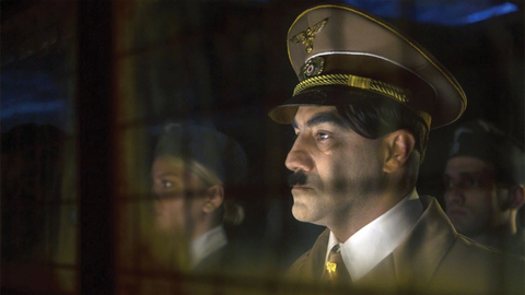 Nhân vật Shakib (Mohsen Tanabandeh) hóa thân vào vai Hitler - Ảnh: IMDb Nhân vật Shakib (Mohsen Tanabandeh) hóa thân vào vai Hitler - Ảnh: IMDb