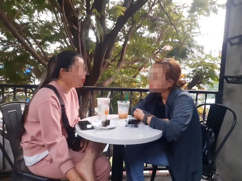 “Cò” Thu (trái) báo giá “dịch vụ” cung ứng mẫu tinh trùng - Ảnh cắt từ video “Cò” Thu (trái) báo giá “dịch vụ” cung ứng mẫu tinh trùng - Ảnh cắt từ video