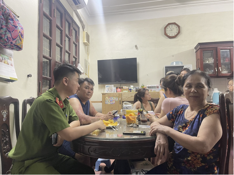 22h đêm công an vẫn đến nhà dân hướng dẫn kích hoạt VNeID - Ảnh 1.