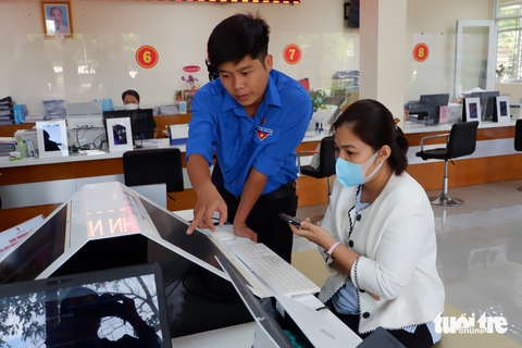 Thủ tướng yêu cầu lựa chọn một số dịch vụ công để người dân thực hiện qua app - Ảnh 1. Thủ tướng yêu cầu lựa chọn một số dịch vụ công để người dân thực hiện qua app - Ảnh 1.