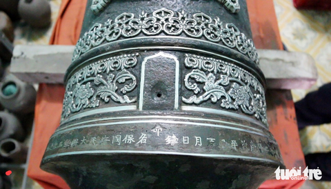 Bảo tàng Hà Tĩnh đã phục chế khảm chữ bằng bạc trên thân súng, song tư liệu của người Pháp cho biết phần chữ nguyên xưa vốn khảm vàng - Ảnh: THÁI LỘC Bảo tàng Hà Tĩnh đã phục chế khảm chữ bằng bạc trên thân súng, song tư liệu của người Pháp cho biết phần chữ nguyên xưa vốn khảm vàng - Ảnh: THÁI LỘC