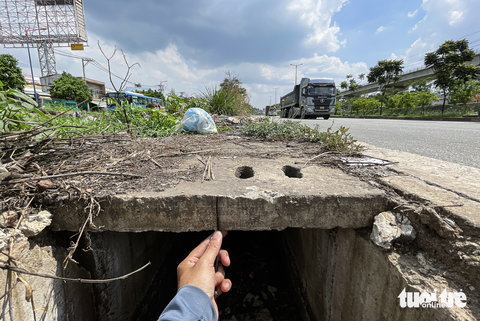 Cận cảnh xa lộ Hà Nội lỗ chỗ vì 300 nắp cống không cánh mà bay - Ảnh 4. Cận cảnh xa lộ Hà Nội lỗ chỗ vì 300 nắp cống không cánh mà bay - Ảnh 4.