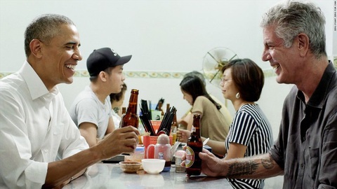 Barack Obama và Anthony Bourdain từng ăn bún chả tại Hà Nội - Ảnh: CNN Tổng thống Mỹ Barack Obama (trái) và đầu bếp lừng danh Anthony Bourdain ăn bún chả tại Hà Nội tháng 5-2016 - Ảnh: CNN