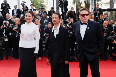 Đạo diễn Trần Anh Hùng trên thảm đỏ Cannes 2023 - Ảnh 4. Đạo diễn Trần Anh Hùng trên thảm đỏ Cannes 2023 - Ảnh 4.