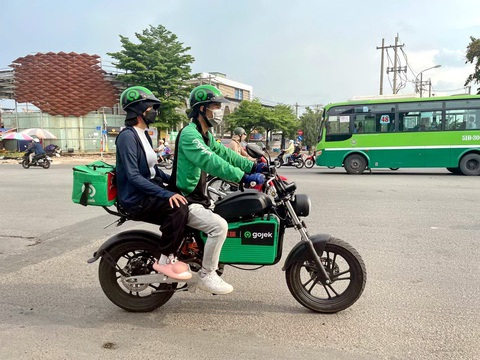 Tin tức sáng 19-5: Đề xuất ngừng nhà máy đạm Cà Mau và Phú Mỹ nhường khí cho điện - Ảnh 4. Từ nay người dùng xe công nghệ có thể sử dụng xe máy điện - Ảnh: Gojek