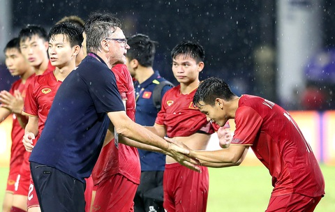 Để xây dựng bóng đá tấn công, không thể chỉ phó thác hết cho HLV Troussier - Ảnh: NGUYÊN KHÔI Để xây dựng bóng đá tấn công, không thể chỉ phó thác hết cho HLV Troussier - Ảnh: NGUYÊN KHÔI
