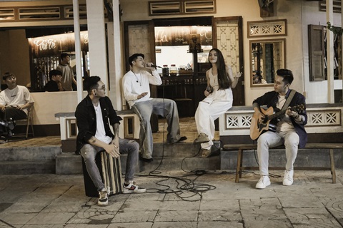 Hồ Ngọc Hà, Noo Phước Thịnh hát trên vỉa hè Sài Gòn - Ảnh 1. Hồ Ngọc Hà, Noo Phước Thịnh hát trên vỉa hè Sài Gòn - Ảnh 1.
