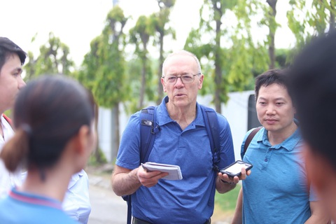 Nhà báo Jere Longman phỏng vấn tiền vệ Thùy Trang hôm 23-5 - Ảnh: ĐỨC KHUÊ Nhà báo Jere Longman phỏng vấn tiền vệ Thùy Trang hôm 23-5 - Ảnh: ĐỨC KHUÊ