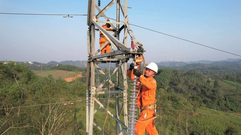 Quảng Trị đảm bảo cung cấp điện an toàn trong mùa khô 2023 - Ảnh 3. Công nhân PC Quảng Trị sửa chữa lưới điện dưới cái nắng 40 độ C