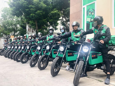 Gojek hợp tác Dat Bike đưa xe máy điện phục vụ vận chuyển hành khách - Ảnh 1. Gojek hợp tác Dat Bike đưa xe máy điện phục vụ vận chuyển hành khách - Ảnh 1.