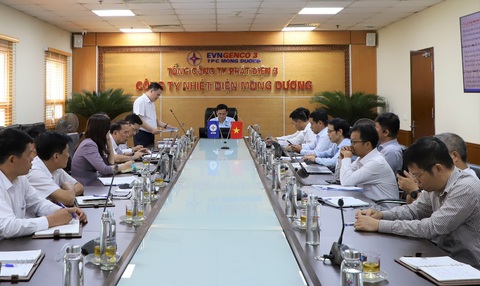 Nhiệt điện Mông Dương 1: Tập trung đáp ứng điện mùa khô 2023 - Ảnh 1. Ông Nguyễn Hữu Tuấn - giám đốc Công ty Nhiệt điện Mông Dương - báo cáo tại cuộc họp