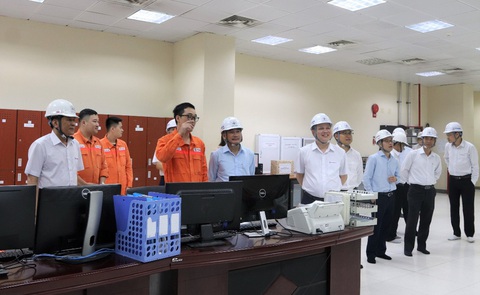 Nhiệt điện Mông Dương 1: Tập trung đáp ứng điện mùa khô 2023 - Ảnh 2. Ông Lê Văn Danh - tổng giám đốc EVNGENCO3 và đoàn công tác đến kiểm tra công tác vận hành các tổ máy