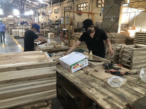 Sản xuất đồ gỗ xuất khẩu tại một doanh nghiệp ở phía Nam. Ảnh: N.TRÍ Sản xuất đồ gỗ xuất khẩu tại một doanh nghiệp ở phía Nam - Ảnh: N.TRÍ
