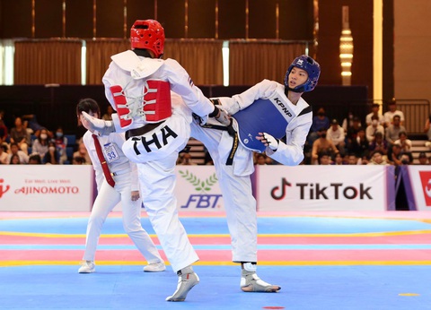 Hai huy chương vàng sáng giá của taekwondo TP.HCM - Ảnh 3. Võ sĩ Phạm Đăng Quang (bìa phải) trong trận chung kết SEA Games 32 với võ sĩ Thái Lan. Ảnh: HỮU TẤN