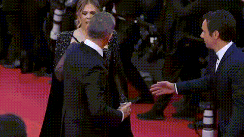 Tom Hanks nổi cáu trên thảm đỏ Cannes 2023 - Ảnh 2. Tom Hanks nổi cáu trên thảm đỏ Cannes 2023 - Ảnh 2.