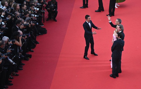 Tom Hanks nổi cáu trên thảm đỏ Cannes 2023 - Ảnh 3. Tom Hanks nổi cáu trên thảm đỏ Cannes 2023 - Ảnh 3.