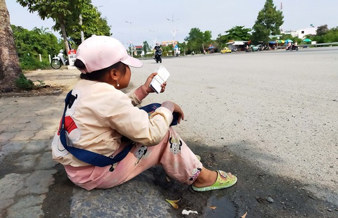 Người bán vé số khổ với luật ngầm - Ảnh 1. Người bán vé số khổ với luật ngầm - Ảnh 1.