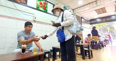 Phải tăng quyền lợi cho người bán vé số - Ảnh 3. Người bán vé số dạo là lực lượng phân phối chính, mang lại doanh thu khủng cho các công ty xổ số - Ảnh: CHÍ QUỐC