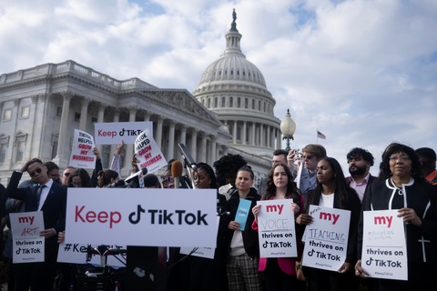 Một nhóm biểu tình phản đối việc cấm TikTok ở Washington, Mỹ, vào tháng 3-2023 - Ảnh: AFP Một nhóm biểu tình phản đối việc cấm TikTok ở Washington, Mỹ, vào tháng 3-2023 - Ảnh: AFP