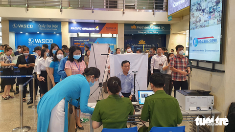 Công an TP.HCM cấp định danh điện tử tại sân bay Tân Sơn Nhất - Ảnh 4. Công an TP.HCM cấp định danh điện tử tại sân bay Tân Sơn Nhất - Ảnh 4.