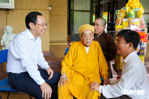 Phó bí thư Thành ủy TP.HCM Nguyễn Văn Hiếu thăm các cơ sở Phật giáo - Ảnh 4. Phó bí thư Thành ủy TP Nguyễn Văn Hiếu (bìa trái) gửi lời chúc sức khỏe đến hòa thượng Thích Hiển Tu, phó pháp chủ Hội đồng chứng minh Giáo hội Phật giáo Việt Nam. Năm nay hòa thượng Thích Hiển Tu đã 103 tuổi - Ảnh: HỮU HẠNH