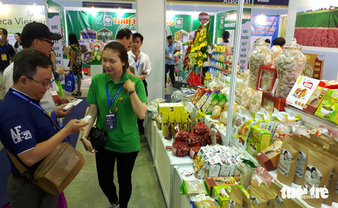 Mua măng cụt Lái Thiêu, quýt Đồng Tháp, quần áo giảm giá... tại hội chợ 250 gian hàng - Ảnh 3. Đa dạng mặt hàng thực phẩm đến từ nhiều địa phương như yến sào, hành tỏi, trà mãng cầu, bánh pía... được nhiều khách hàng dùng thử và chọn mua