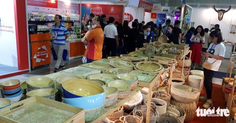 Mua măng cụt Lái Thiêu, quýt Đồng Tháp, quần áo giảm giá... tại hội chợ 250 gian hàng - Ảnh 4. Tại hội chợ, nhiều sản phẩm thủ công mỹ nghệ được một doanh nghiệp "chào hàng" đến các người mua nước ngoài