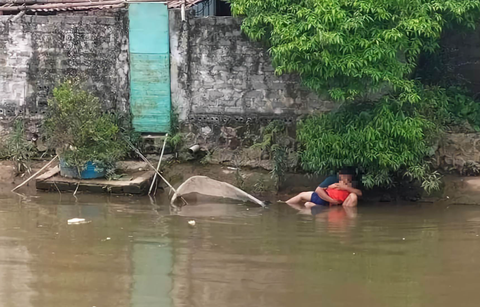 Người cha gào khóc ôm chặt đứa con chết đuối dưới sông - Ảnh 1. Người cha gào khóc ôm chặt đứa con chết đuối dưới sông - Ảnh 1.