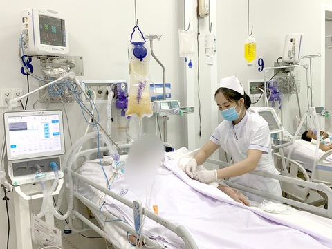 Một trong hai anh em ruột đang phải thở máy do ngộ độc botulinum tại Bệnh viện Chợ Rẫy (TP.HCM) - Ảnh: Bệnh viện cung cấp Một trong hai anh em ruột đang phải thở máy do ngộ độc botulinum tại Bệnh viện Chợ Rẫy (TP.HCM) - Ảnh: Bệnh viện cung cấp