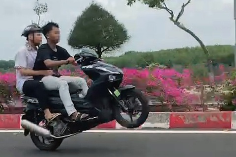 Bốc đầu xe còn đăng clip lên Facebook khoe, hai học sinh bị xử phạt - Ảnh 1. Bốc đầu xe còn đăng clip lên Facebook khoe, hai học sinh bị xử phạt - Ảnh 1.