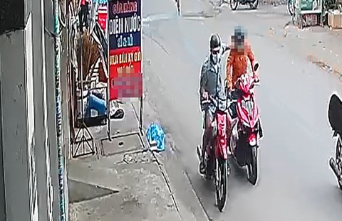 Bắt kẻ giật dây chuyền khiến nạn nhân té ngã trên đường ở quận 12 - Ảnh 1. Bắt kẻ giật dây chuyền khiến nạn nhân té ngã trên đường ở quận 12 - Ảnh 1.