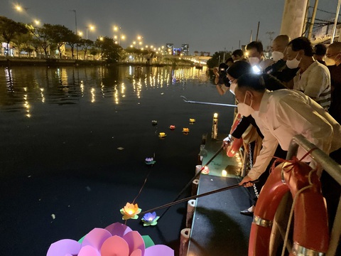 Thả hoa đăng trên kênh Tảu Hũ - Ảnh: HOÀI PHƯƠNG Thả hoa đăng trên kênh Tảu Hũ - Ảnh: HOÀI PHƯƠNG