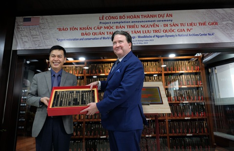 Đại sứ Mỹ Marc E. Knapper thăm kho mộc bản triều Nguyễn - Ảnh 5. Đại sứ Mỹ Marc E. Knapper thăm kho mộc bản triều Nguyễn - Ảnh 5.