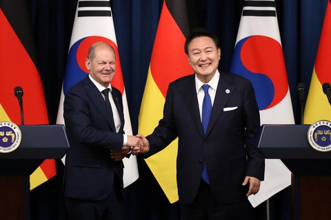 Thủ tướng Đức Olaf Scholz (trái) bắt tay Tổng thống Hàn Quốc Yoon Suk Yeol sau cuộc họp báo chung tại Seoul ngày 21-5 - Ảnh: REUTERS Thủ tướng Đức Olaf Scholz (trái) bắt tay Tổng thống Hàn Quốc Yoon Suk Yeol sau cuộc họp báo chung tại Seoul ngày 21-5 - Ảnh: REUTERS